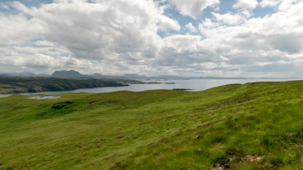 Wide Panning Landscape View Mountains Suilven Rocky Coastline North Scotland — Vídeo de Stock