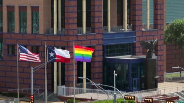 Houston Federal Courthouse Usa Texas Rainbow Flags Rising Aerial Reveal — ストック動画