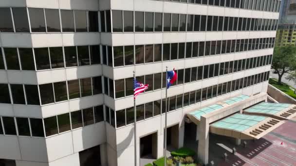 Texas State Government Building Aerial View Usa Flags Aerial Establishing — Vídeos de Stock