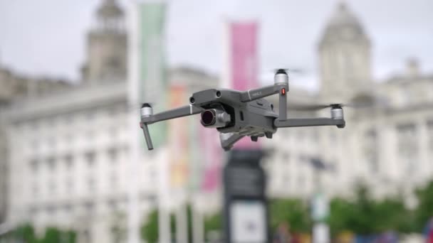 Dji Mavic Pro Drone Hovering Slow Motion Front Liverpool Liver — Vídeo de Stock