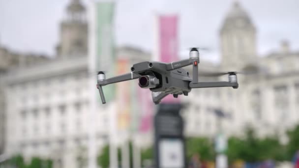 Dji Mavic Pro Drone Hovering Slow Motion Front Liverpool Liver — Vídeo de stock