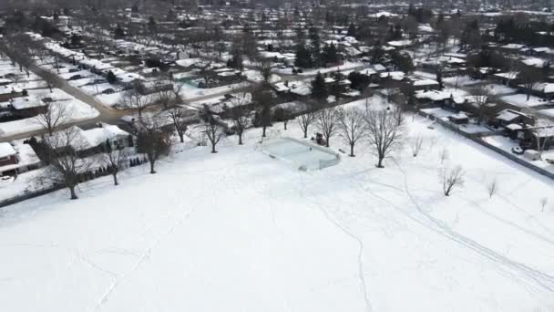 Fly Away Camera Movement Drone Παγοδρόμιο Οντάριο Καναδά — Αρχείο Βίντεο