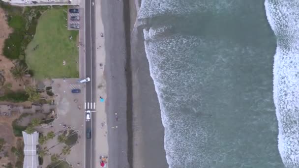 Traffic Beach People Playing Sand Waves Coming Shoreline Drone Overhead — Vídeo de Stock