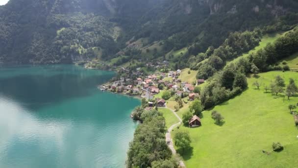 Blue Lake Small Swiss Village Drone View Mountains Nature — стоковое видео