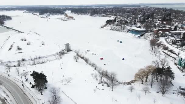 Many People Ice Skating Nature Frozen Lake Winter Sport Nature — Vídeos de Stock
