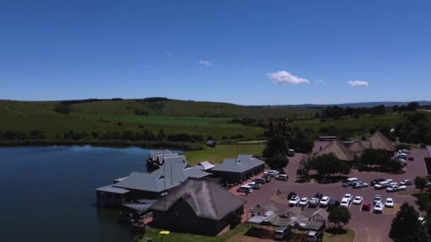 Aerial Drone Shot Beautiful Millys Restaurant Waterfront Accommodation Side Lake — Stockvideo