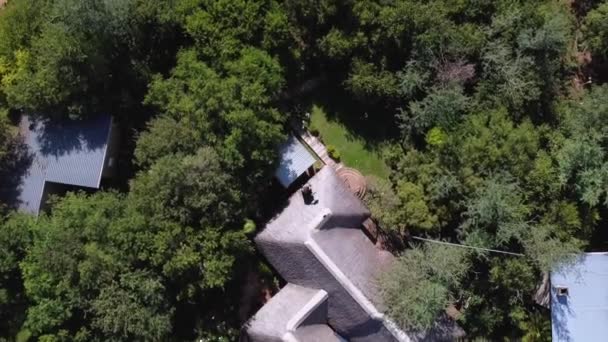 Aerial Top Spinning Shot Accommodation Surrounded Lush Green Vegetation Kruger — Vídeo de stock