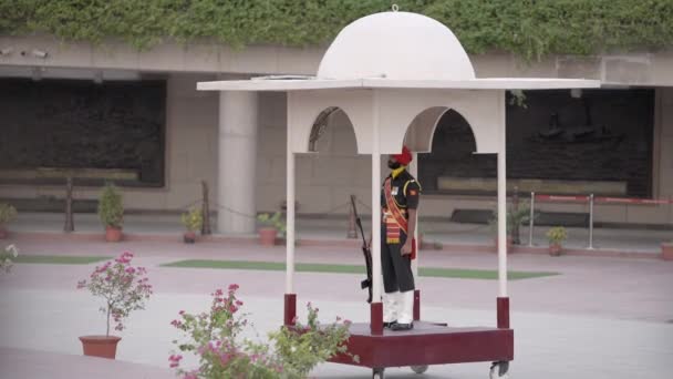 Armed Guard Standing Shed National War Memorial Delhi India Full — Stock videók