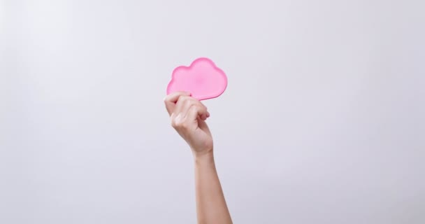 Рука Жінки Показує Кольоровий Рожевий Символ Хмарної Піктограми Білому Фоні — стокове відео