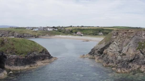 Low Ocean Aerial Approaches Annestown Pebble Beach Southern Ireland — Wideo stockowe