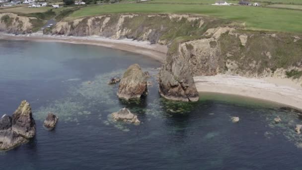 Eroded Cliffs Rocky Islets Shallow Celtic Sea Water Pastures — Vídeo de Stock