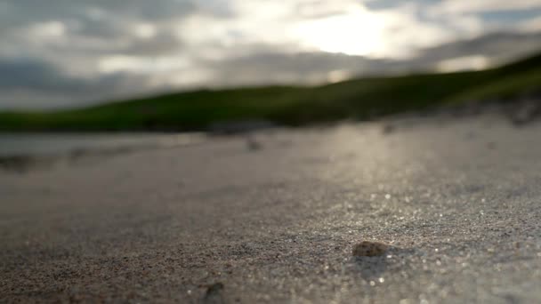 Nízký Úhel Záběru Zrnek Zlatého Písku Pláži Jak Slunce Zapadá — Stock video