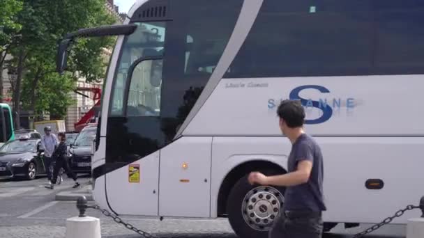 Heavy Traffic Madeleine Neighborhood People Walking Sidewalk Paris France — 비디오