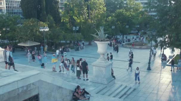 Συνάθροιση Ανθρώπων Στην Πλατεία Συντάγματος Στο Κέντρο Της Αθήνας Καλοκαιρινή — Αρχείο Βίντεο
