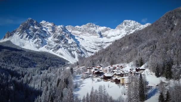 Beautiful Winter Small Village Mountain Landscape Aerial View — Stockvideo