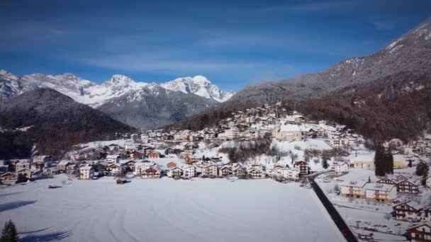 Beautiful Winter Mountain City Landscape Aerial View — Vídeo de Stock
