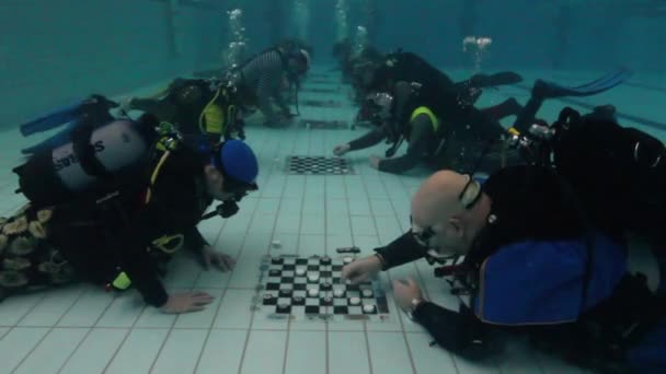 Rare Underwater Footage Divers Playing Checkers Underwater Swimming Pool Estonia — Stock video