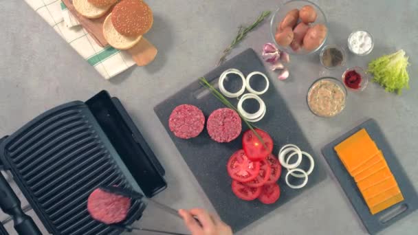 Oversikt Rått Burgerkjøtt Som Kokken Setter Grillmaskinen – stockvideo