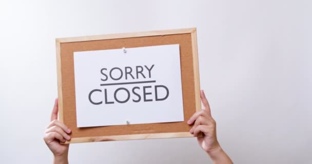 Woman Hand Shows Paper Board Word Sorry Closed White Studio — стокове відео