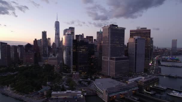 Leaving Manhattan Cityscape Vibrant Evening Sky Nyc Usa Aerial Pull — Video Stock