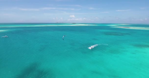 Kitesurfer Летить Блакитному Морі Каріббів Повітряному Узбережжі Лос Рокес Венесуела — стокове відео