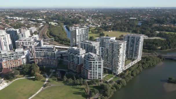 Légi Kilátás Vízparti Apartman Komplexumok Sydney Suburb Egy Napos Napon — Stock videók