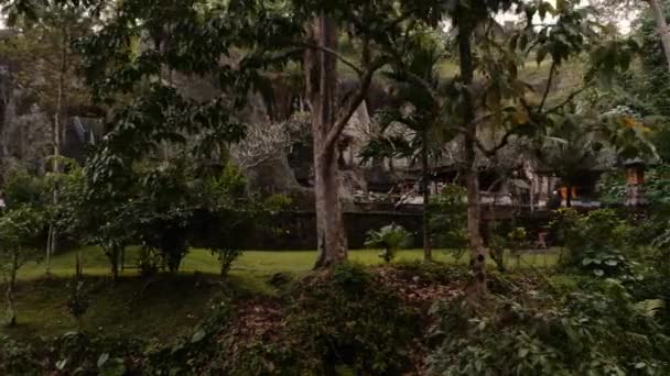 Fantastiska Helgedomar Vid Hinduiska Tempel Tropisk Skog Ubud Bali Antenn — Stockvideo