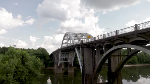 Edmund Pettus Bridge Selma Alabama Pan Slow Motion — стоковое видео