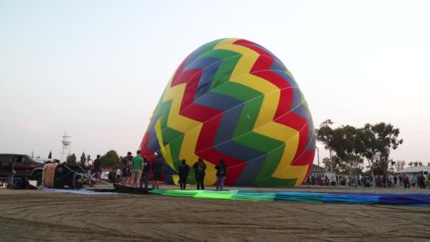 Hot Air Μπαλόνι Από Την Πλευρά Του Ενώ Γεμίζουν Και — Αρχείο Βίντεο