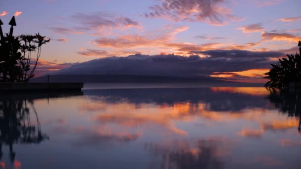 Piscina Sfioro Hawaiana Riflesso Del Tramonto Dietro Isola Lanai Con — Video Stock