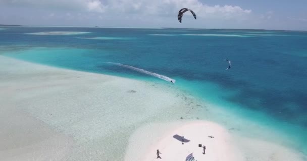 Drone Shot Man Kitesurf Crystal Caribbean Sea White Sand Atoll — Stockvideo