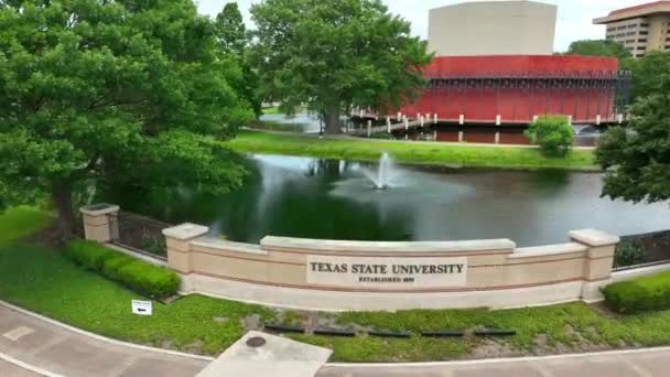 Flyover Texas State University Campus Sign Campus Fountain Water Large — ストック動画