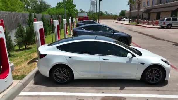 Rising Shot Tesla Supercharger Station Electric Vehicles Parked Recharging Battery — Stockvideo