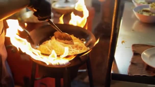 Chinese Style Fried Noodle Pan Wok Fire Downtown Yaowarat Chinatown — Vídeo de Stock