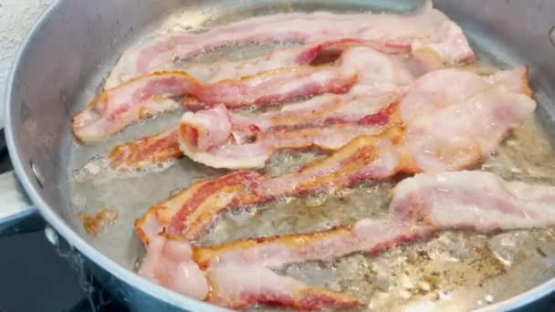 Bacon Sizzling Dans Une Poêle Chaude Gros Plan — Video