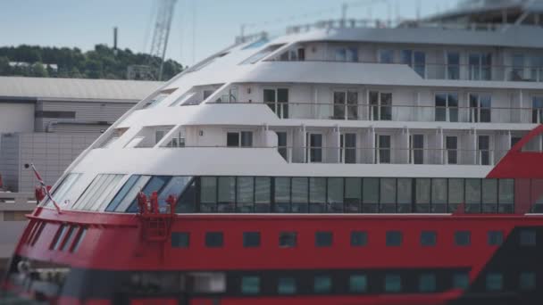 Hurtigruten Cruiseschip Kristiansand Haven Slow Motion Onthullend Schot — Stockvideo