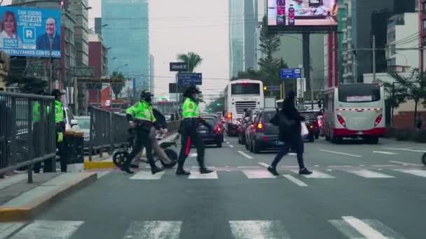 Ženy Policie Ženy Řídit Provoz Pro Prevenci Nehod San Isidro — Stock video