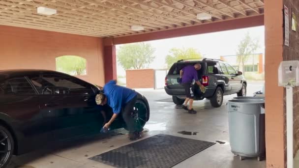 Octopus Car Wash Service Arizona Employees Wash Customer Car — ストック動画