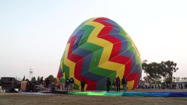 Grounded Hot Air Balloon Rises Ground Just Sets Sail Sky — Wideo stockowe