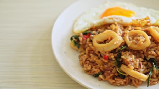 Τηγανητό Ρύζι Καλαμάρι Και Βασιλικό Γαρνιρισμένο Τηγανητό Αυγό Ταϊλανδέζικο Στυλ — Αρχείο Βίντεο
