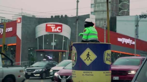 Policie Řídí Provoz San Isidro Limě Peru Během Dopravní Špičky — Stock video