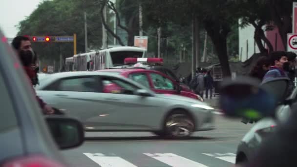サンイシドロ ペルー ラッシュ時に市内の交通や人々 車内からのPov — ストック動画