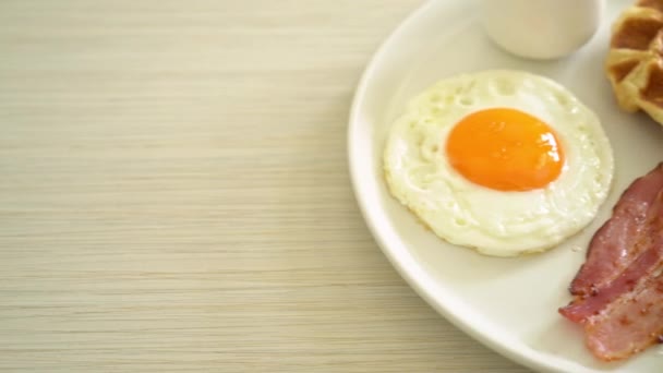 Huevo Frito Con Tocino Gofre Para Desayuno — Vídeo de stock