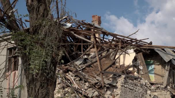 Árbol Para Frente Una Escuela Primaria Destruida Que Fue Golpeada — Vídeos de Stock