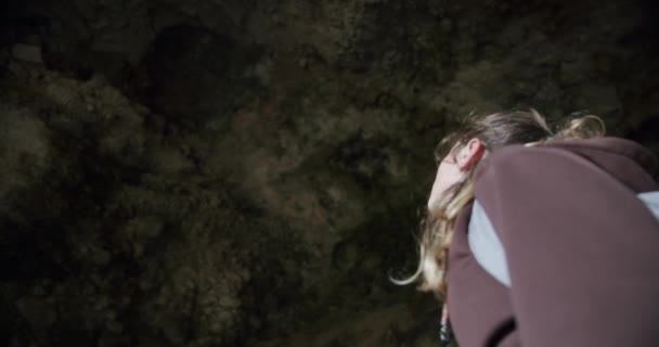 Молодая Блондинка Туристка Посещает Древние Руины Капри Италии — стоковое видео