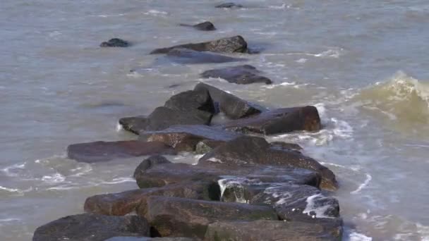 Små Vågor Kraschar Stranden Rock Dike Dagtid Närbild — Stockvideo