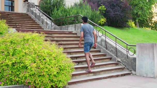 Genç Asyalı Adam Taş Merdivenlerden Tırmanıyor Üniversiteye Başvuruyor — Stok video