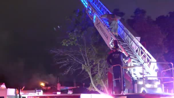 Feuerwehrmänner Klettern Langsam Von Einer Fluchtleiter Auf Einem Löschfahrzeug Nach — Stockvideo