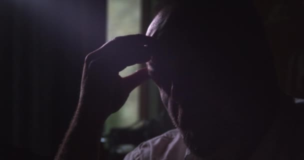 Homem Quarto Escuro Luta Com Depressão Ansiedade Ele Coça Esfrega — Vídeo de Stock