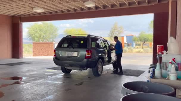 Green Valley Arizona Oktopus Autowaschanlage Mann Reinigt Kundenauto — Stockvideo